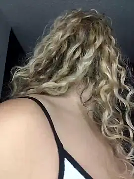 Sara smiiith211 online show from December 21, 2025, 10:00 am