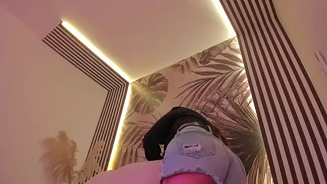 Samaantha-White online show from April 15, 2026, 11:39 am