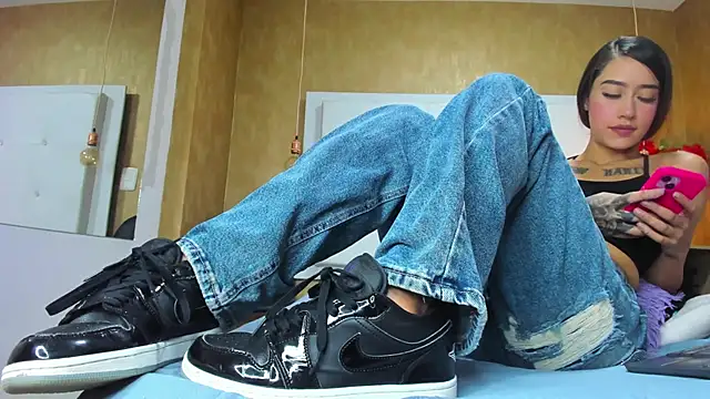 Little Jenni online show from November 10, 2025, 1:43 pm