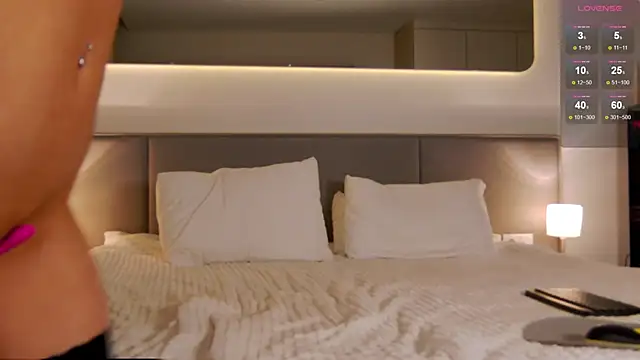 WOW-PeaCH-Girl online show from September 10, 2025, 5:46 pm