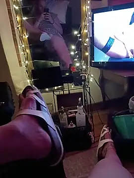 Snapshot of Dee-Lux_Fux chatting on November 18, 2025, 7:57 am Dee-Lux Fux online show from November 18, 2025, 7:57 am