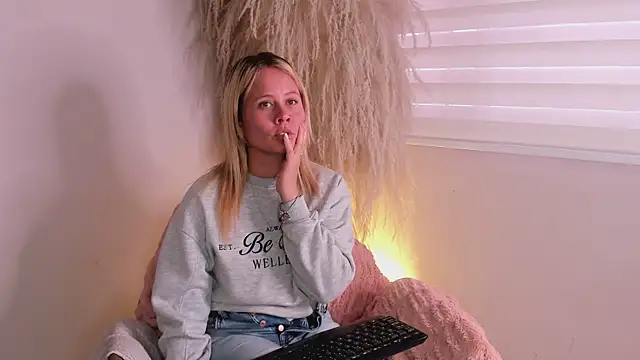 stefanny ruiz  online show from January 2, 2025, 3:40 pm