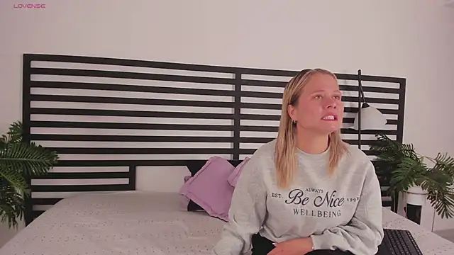 stefanny ruiz  online show from January 17, 2025, 12:42 pm