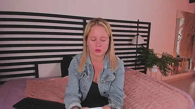 stefanny ruiz  online show from January 18, 2025, 12:36 pm