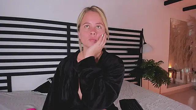 stefanny ruiz  online show from February 4, 2025, 6:27 pm