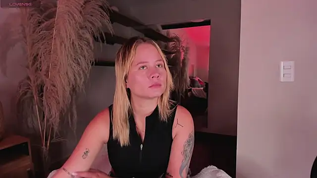 stefanny ruiz  online show from March 11, 2025, 12:17 pm