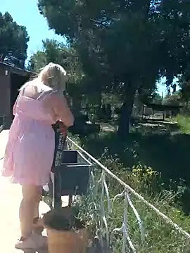 BecciDeluxe online show from April 17, 2026, 9:56 am