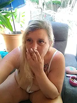 Snapshot of BecciDeluxe chatting on June 13, 2026, 10:13 am BecciDeluxe online show from June 13, 2026, 10:13 am