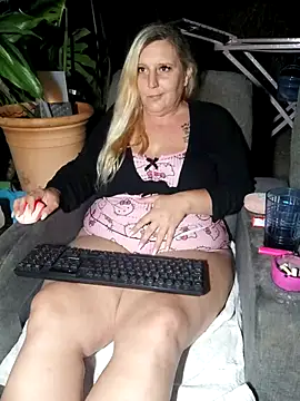 Snapshot of BecciDeluxe chatting on June 13, 2026, 10:18 pm BecciDeluxe online show from June 13, 2026, 10:18 pm