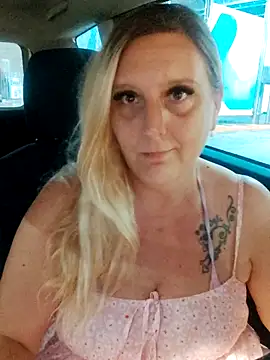 Snapshot of BecciDeluxe chatting on July 10, 2026, 8:44 pm BecciDeluxe online show from July 10, 2026, 8:44 pm