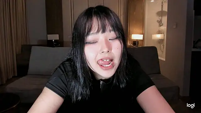 Snapshot of hee_young11 chatting on March 13, 2025, 12:35 pm hee young11 online show from March 13, 2025, 12:35 pm