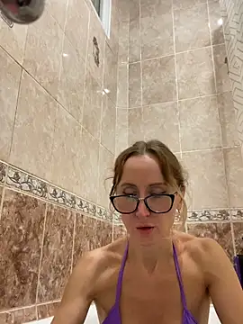 Snapshot of LauraDavis chatting on December 19, 2025, 6:15 pm LauraDavis online show from December 19, 2025, 6:15 pm