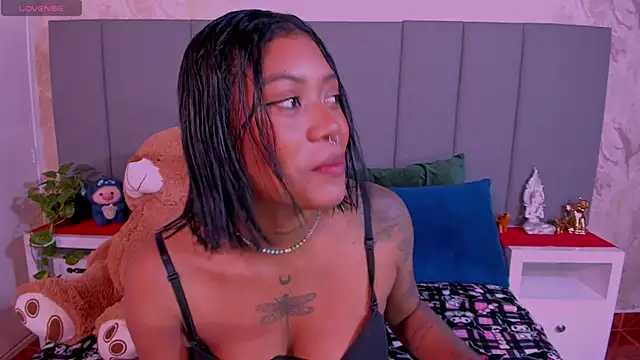 Snapshot of JulianaMiller chatting on January 20, 2025, 12:04 am JulianaMiller online show from January 20, 2025, 12:04 am