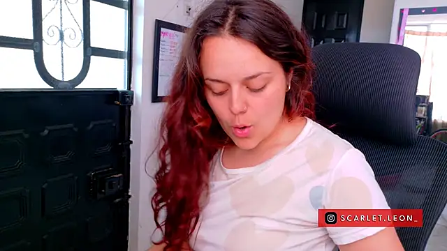 Snapshot of Scarletleon77 chatting on July 6, 2026, 6:10 pm Scarletleon77 online show from July 6, 2026, 6:10 pm
