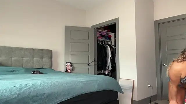 ElenaErickson online show from January 27, 2025, 7:46 pm