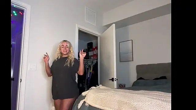 ElenaErickson online show from February 9, 2026, 3:32 am