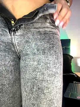 valentinabaez online show from November 17, 2025, 6:24 pm