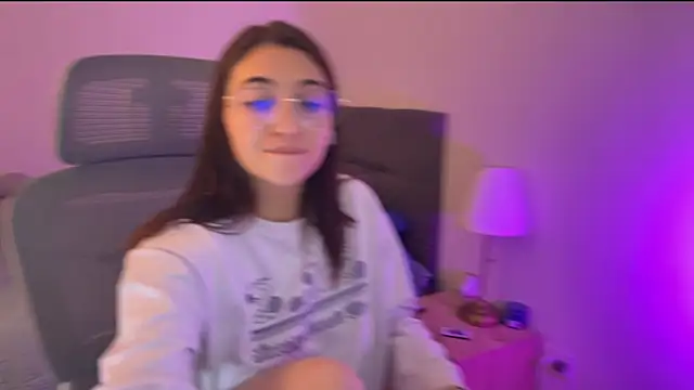 zoe moon18 online show from October 17, 2025, 2:26 am