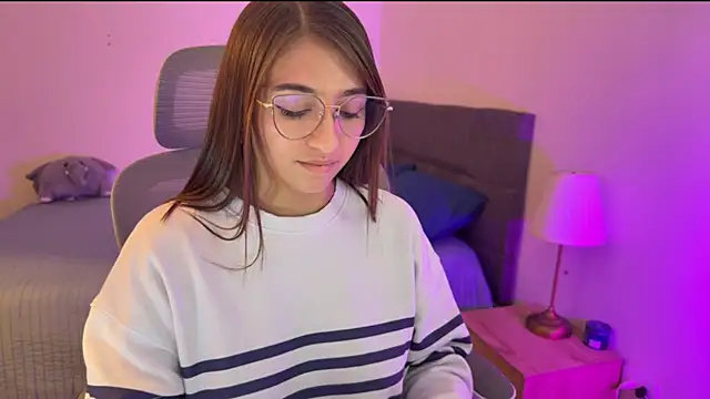 zoe moon18 online show from October 21, 2025, 2:34 am