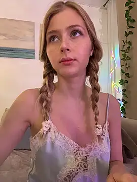 LunaRase online show from November 3, 2025, 9:21 am