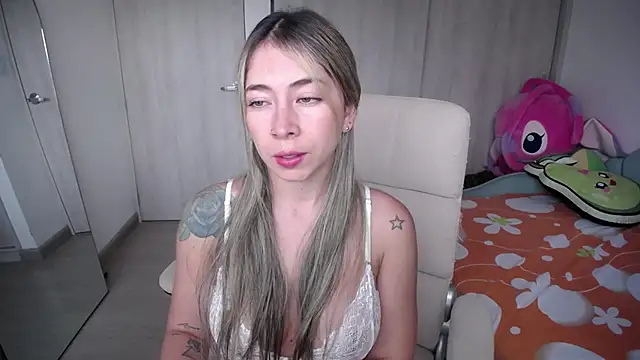  arianalzate  online show from February 17, 2025, 10:36 pm