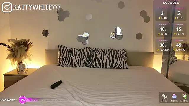 -KATTY- online show from October 19, 2025, 10:43 pm