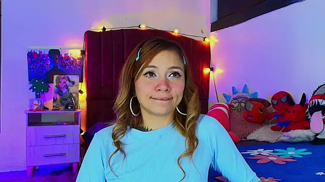 alisson zafiro  online show from October 19, 2025, 3:07 am