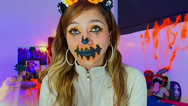 alisson zafiro  online show from October 28, 2025, 3:21 am