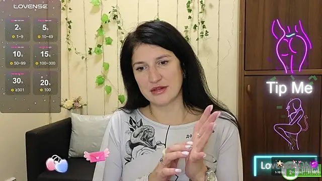 Snapshot of Alianna_Solo_Kisses chatting on November 3, 2025, 12:28 pm Alianna Solo Kisses online show from November 3, 2025, 12:28 pm