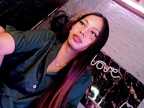 whiteladyboy online show from October 3, 2025, 4:09 am