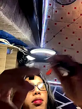 whiteladyboy online show from December 5, 2025, 10:46 am