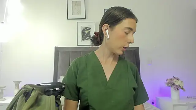 Snapshot of helen_mooree chatting on July 17, 2026, 1:18 pm helen mooree online show from July 17, 2026, 1:18 pm