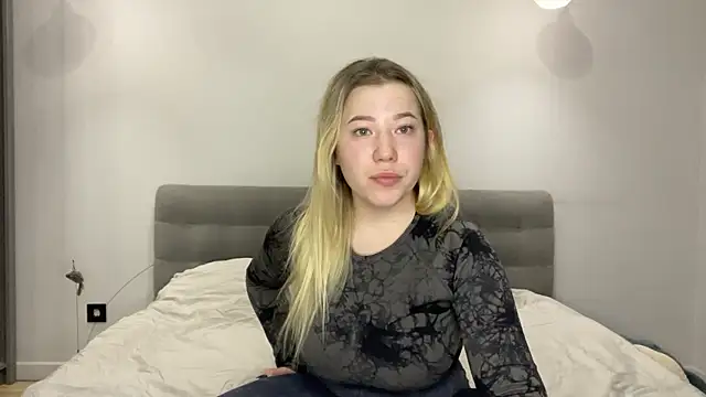 Embersweetbunny online show from December 16, 2025, 6:07 am