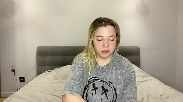 Embersweetbunny online show from December 20, 2025, 6:20 am