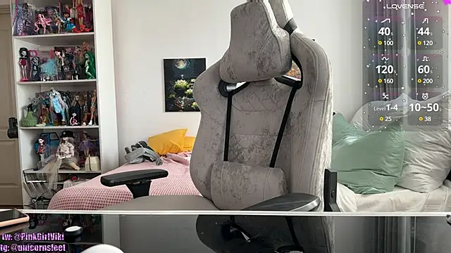 unicornsfeet online show from March 9, 2025, 1:26 pm