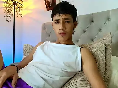 Ostin18hot online show from December 2, 2025, 2:17 am