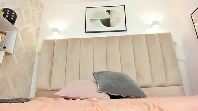 Anniie Queen online show from April 12, 2026, 2:38 am