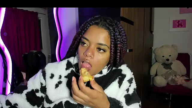 ladyrd1 online show from November 12, 2025, 1:39 am