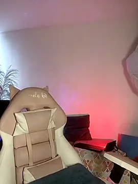 lovely kitt online show from October 19, 2025, 8:42 pm