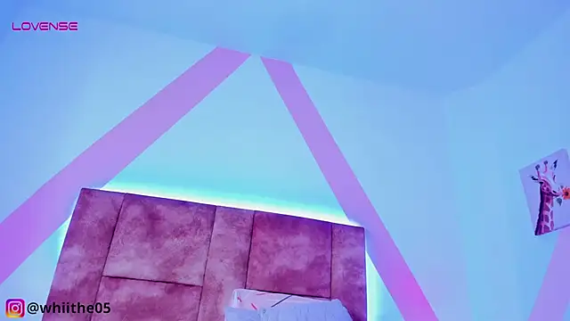 Snapshot of isabella_whiithe chatting on February 24, 2025, 11:41 pm isabella whiithe online show from February 24, 2025, 11:41 pm