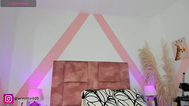 Snapshot of isabella_whiithe chatting on February 9, 2026, 4:33 pm isabella whiithe online show from February 9, 2026, 4:33 pm