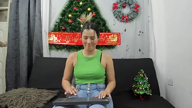 Snapshot of merlinaadams_ chatting on December 16, 2024, 1:31 am merlinaadams online show from December 16, 2024, 1:31 am