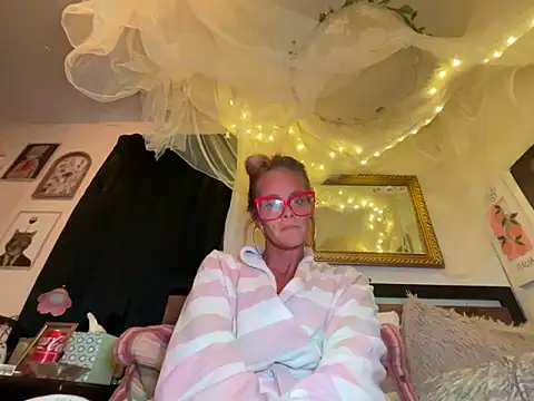 vixendoll87 online show from March 3, 2025, 3:52 am