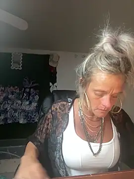 vixendoll87 online show from April 15, 2026, 4:14 pm