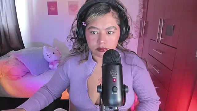 StephaniFox online show from September 8, 2025, 6:07 pm