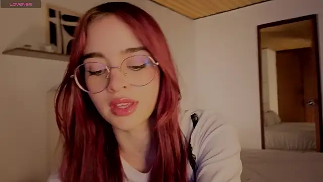 Snapshot of Roxxy_mora chatting on October 24, 2025, 9:33 pm Roxxy mora online show from October 24, 2025, 9:33 pm