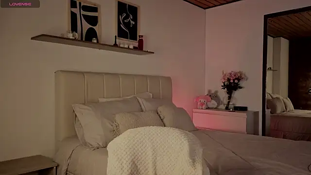 Snapshot of Roxxy_mora chatting on November 13, 2025, 10:30 pm Roxxy mora online show from November 13, 2025, 10:30 pm