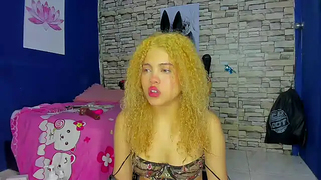 sofiacastillo01 online show from February 13, 2025, 12:43 pm