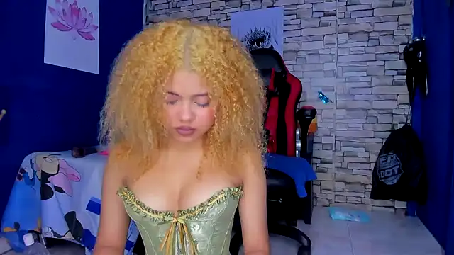 sofiacastillo01 online show from February 15, 2025, 5:17 pm