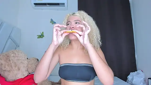 sofiacastillo01 online show from January 6, 2026, 2:32 pm